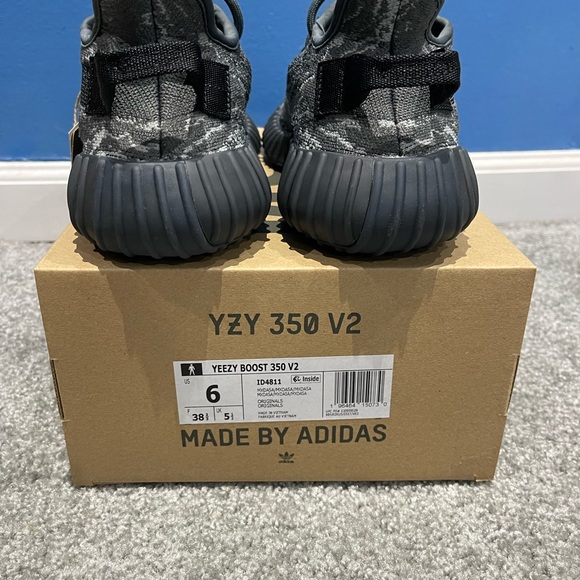 YZY BOOST SNEAKERS SIZE 6 - Picture 4 of 9